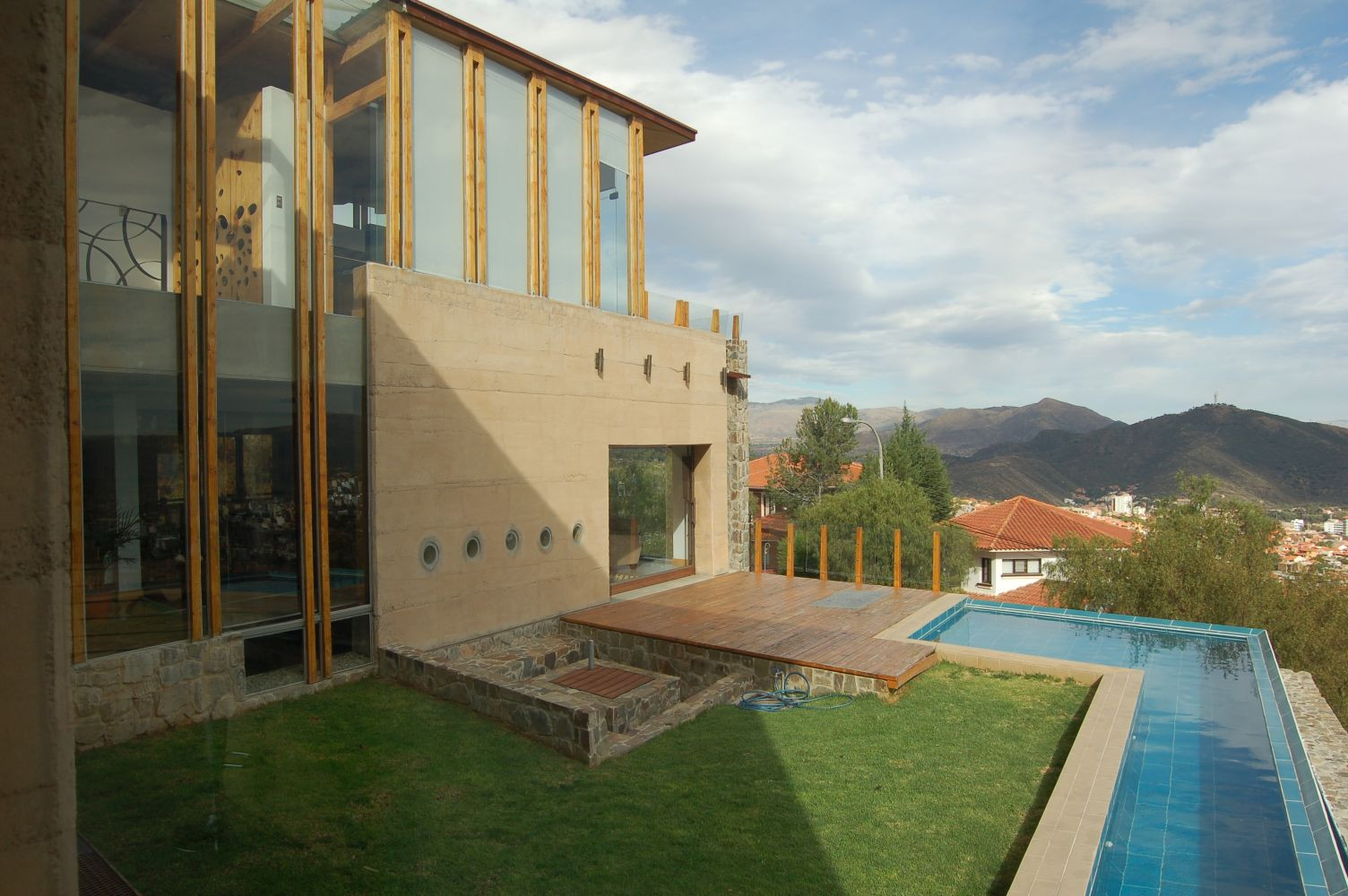 Casa en Queru Queru en Cochabamba 4 dormitorios 4 baños 6 parqueos Foto 1