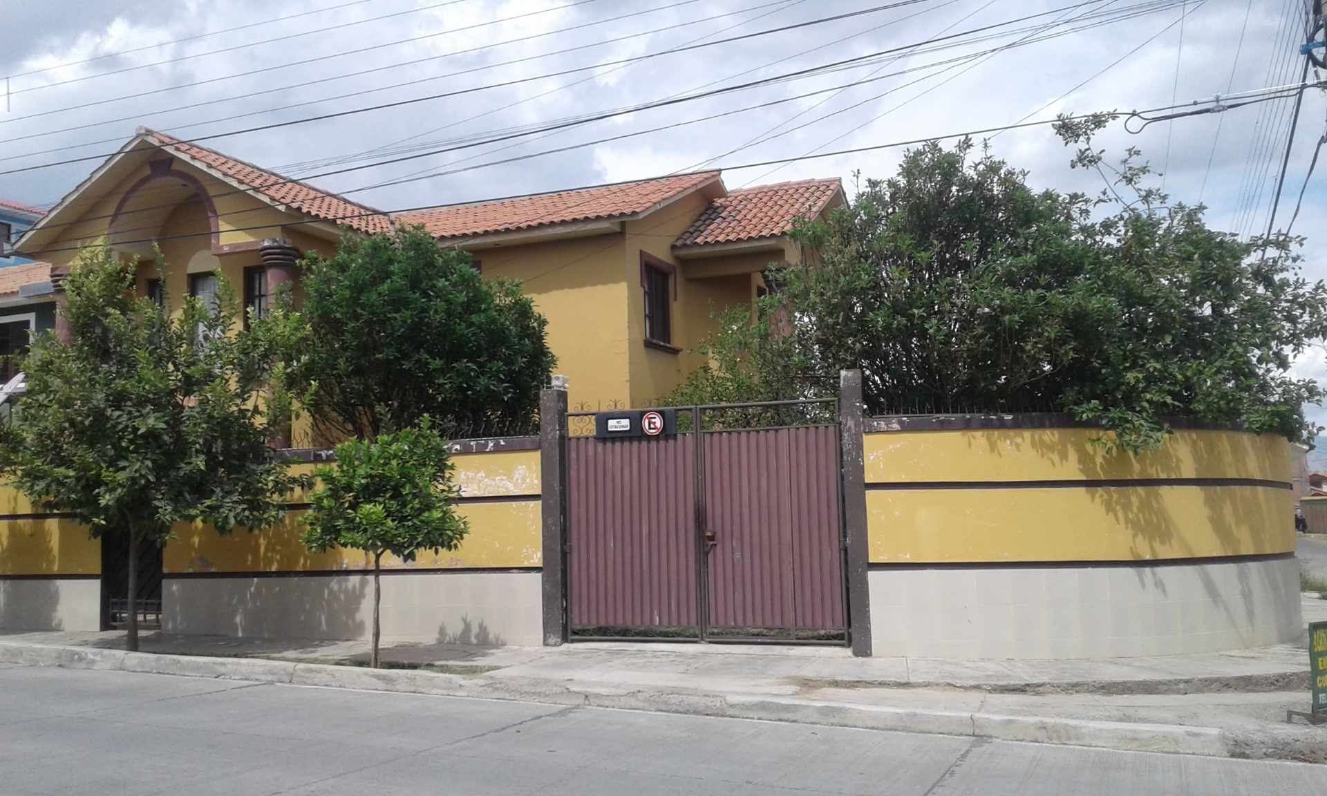 Casa en AlquilerAv. Maximiliano Kolbe# 0712- N esq. Bolivar 3 dormitorios 3 baños 2 parqueos Foto 13
