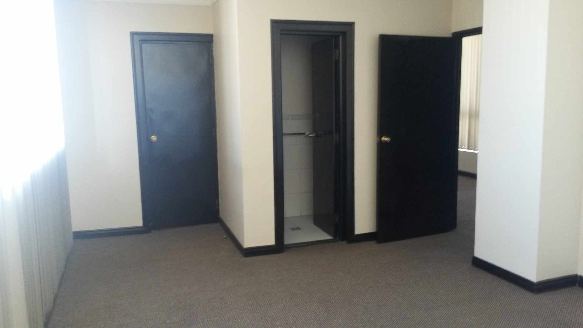 Oficina en AlquilerEdificio Torres Gundlach Piso 21. Calle Reyes Ortiz N° 73 esquina calle Federico Zuazo. Zona Central 3 dormitorios 2 baños  Foto 6