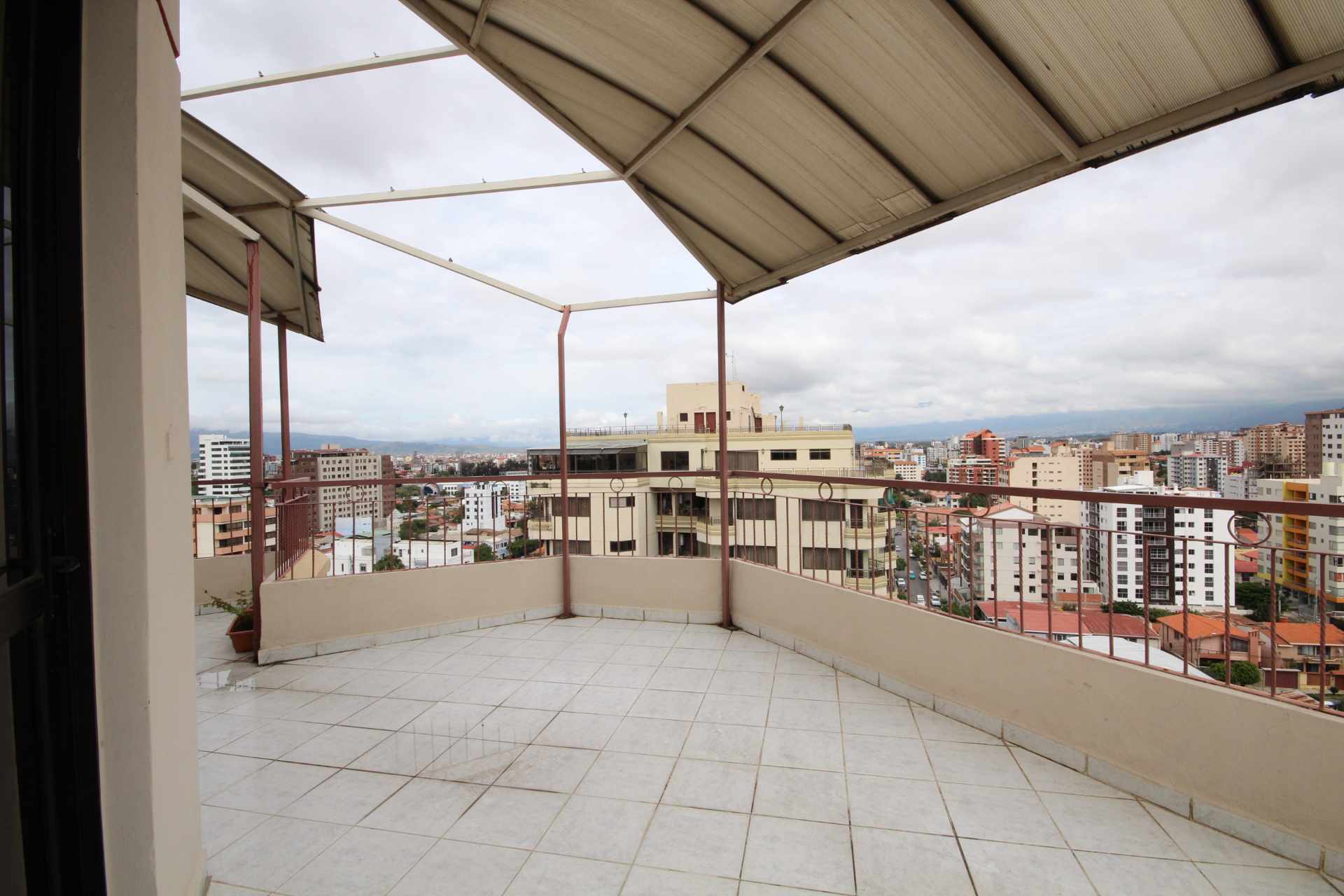 Oficina en Queru Queru en Cochabamba 9 dormitorios 2 baños  Foto 10
