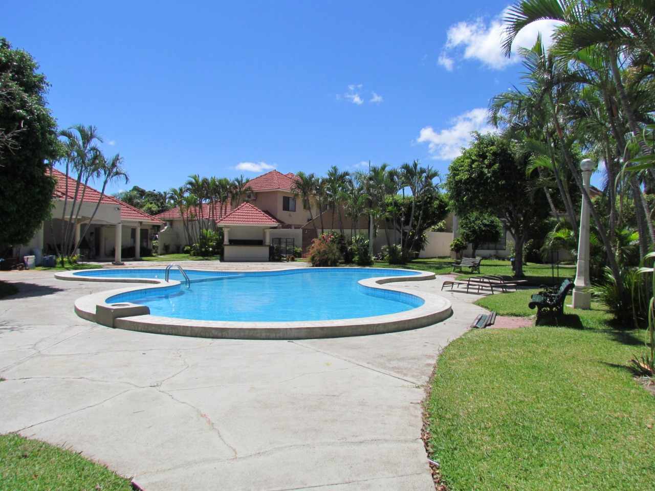 Casa en Entre 4to y 5to anillo Sur en Santa Cruz de la Sierra 4 dormitorios 4 baños 2 parqueos Foto 3