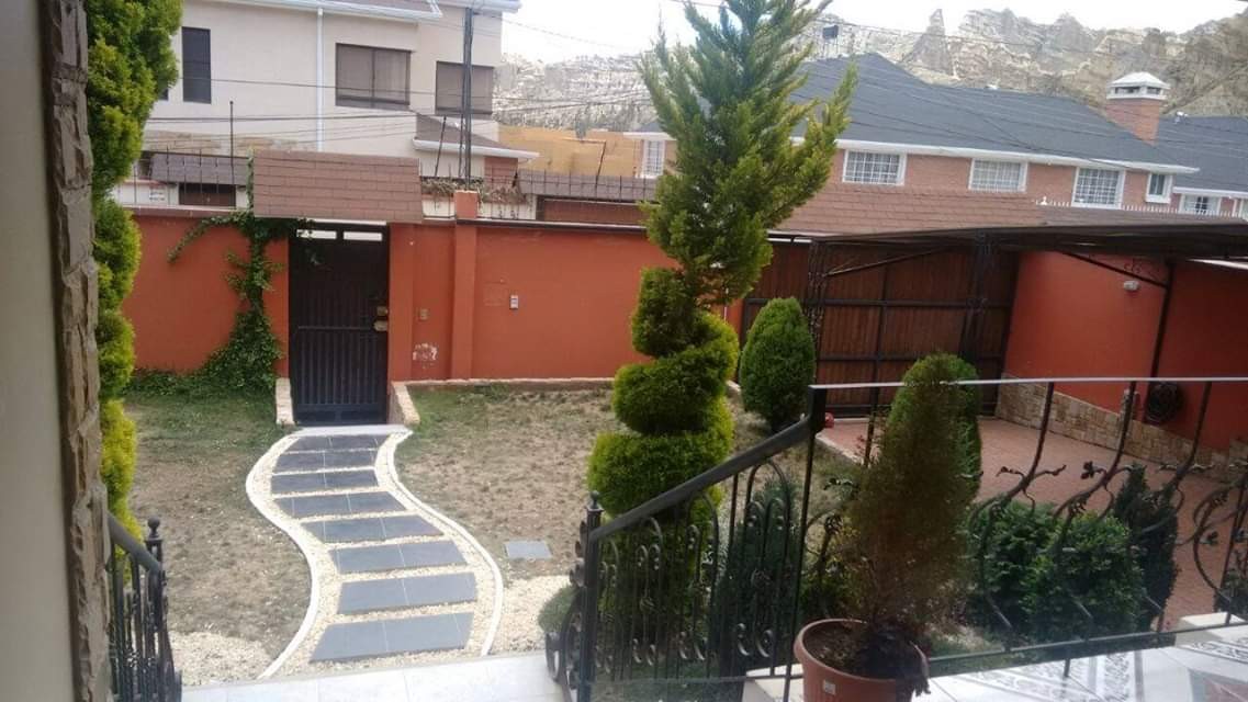 Casa en Achumani en La Paz 4 dormitorios 6 baños 3 parqueos Foto 3