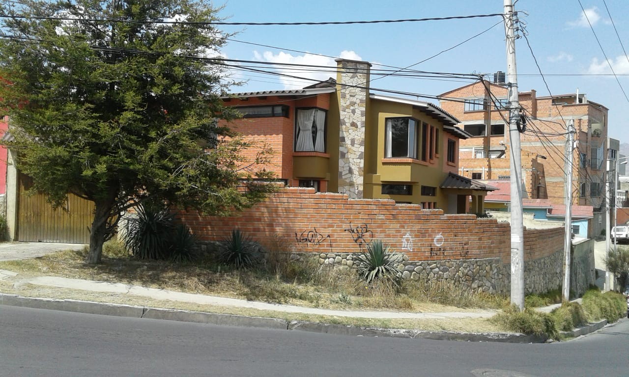 Casa en VentaAv. Max Portugal N° 263 Alto obrajes sector 
