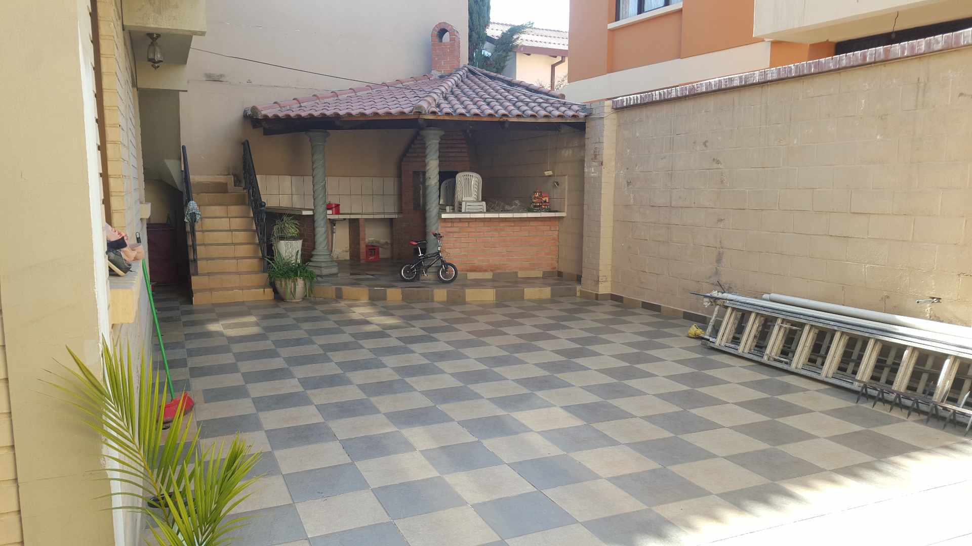 Casa en VentaUbicada a una cuadra de la universidad católica boliviana 8 dormitorios 6 baños 2 parqueos Foto 8