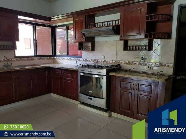 Casa en Entre 5to y 6to anillo Norte en Santa Cruz de la Sierra 4 dormitorios 6 baños 4 parqueos Foto 4