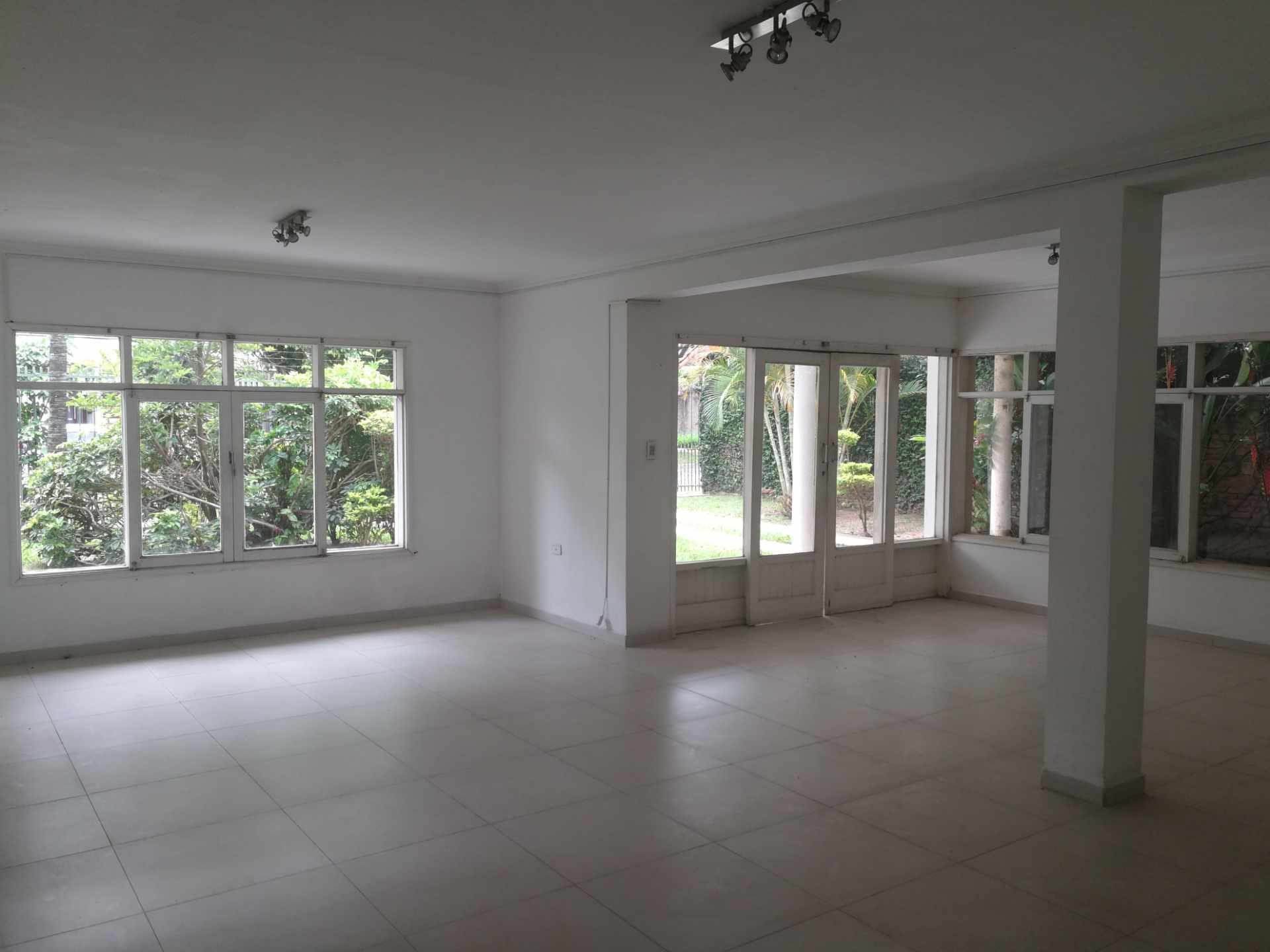 Casa en AlquilerAV. LOS CUSIS 3 dormitorios 2 baños 3 parqueos Foto 3