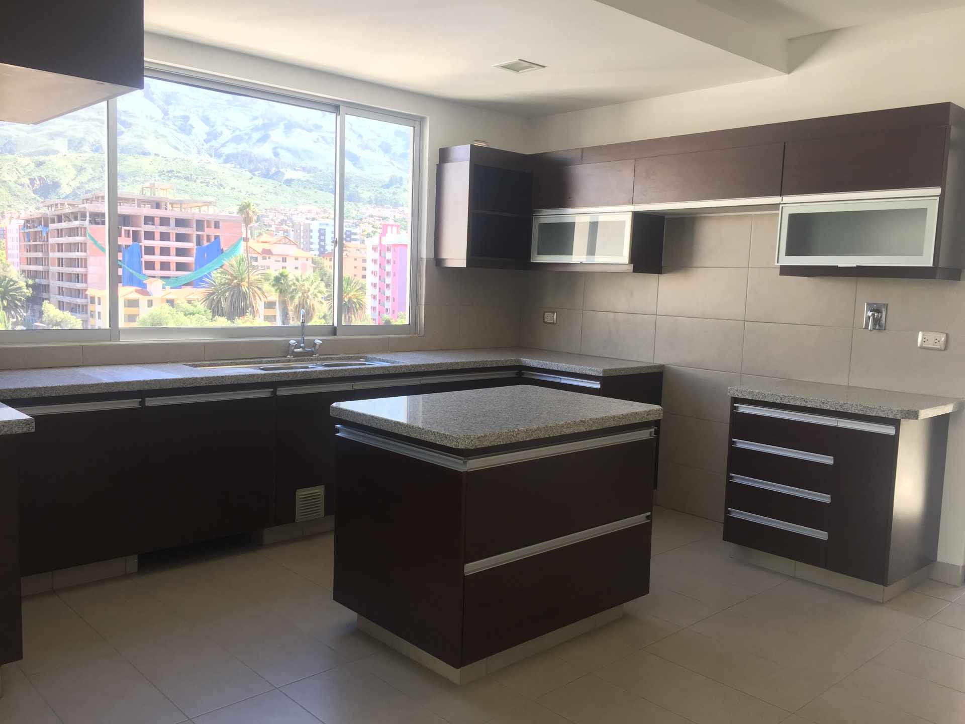 Departamento en Tupuraya en Cochabamba 3 dormitorios 4 baños 1 parqueos Foto 3