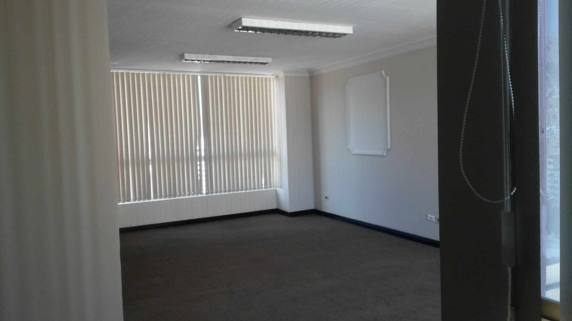 Oficina en AlquilerEdificio Torres Gundlach Piso 21. Calle Reyes Ortiz N° 73 esquina calle Federico Zuazo. Zona Central 3 dormitorios 2 baños  Foto 2