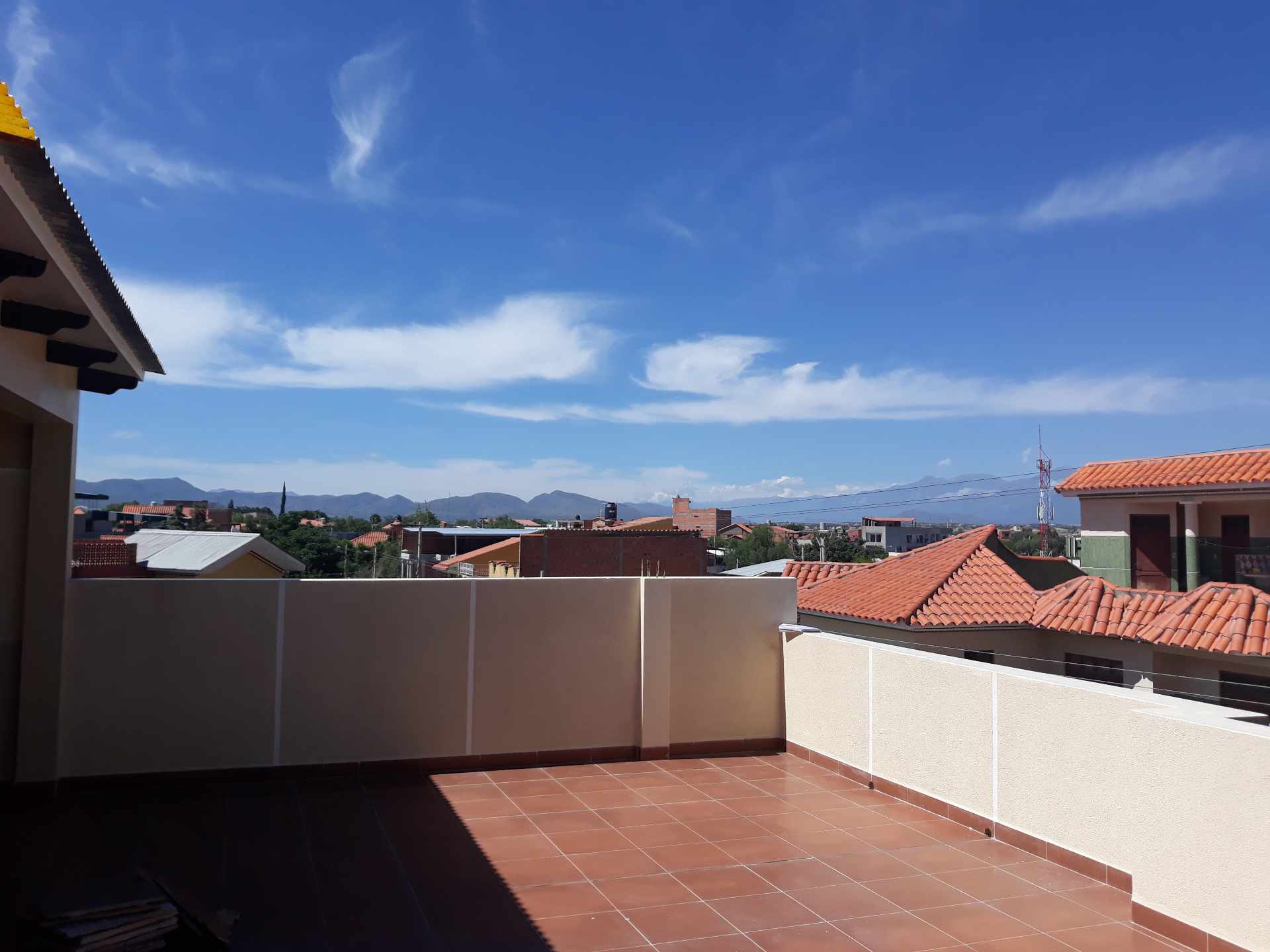 Casa en VentaUbicada en el Barrio Moto Méndez de la ciudad de Tarija. Bloque KP. 9 dormitorios 5 baños 2 parqueos Foto 2