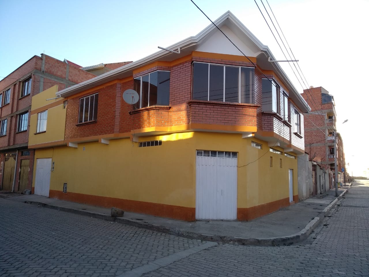 Casa en VentaCiudad Satélite, calle 13 de la Av. Cívida a tres cuadras de la Av. Del Policia Foto 1