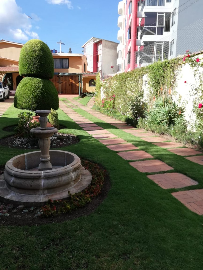 Casa en Obrajes en La Paz 5 dormitorios 5 baños 5 parqueos Foto 1