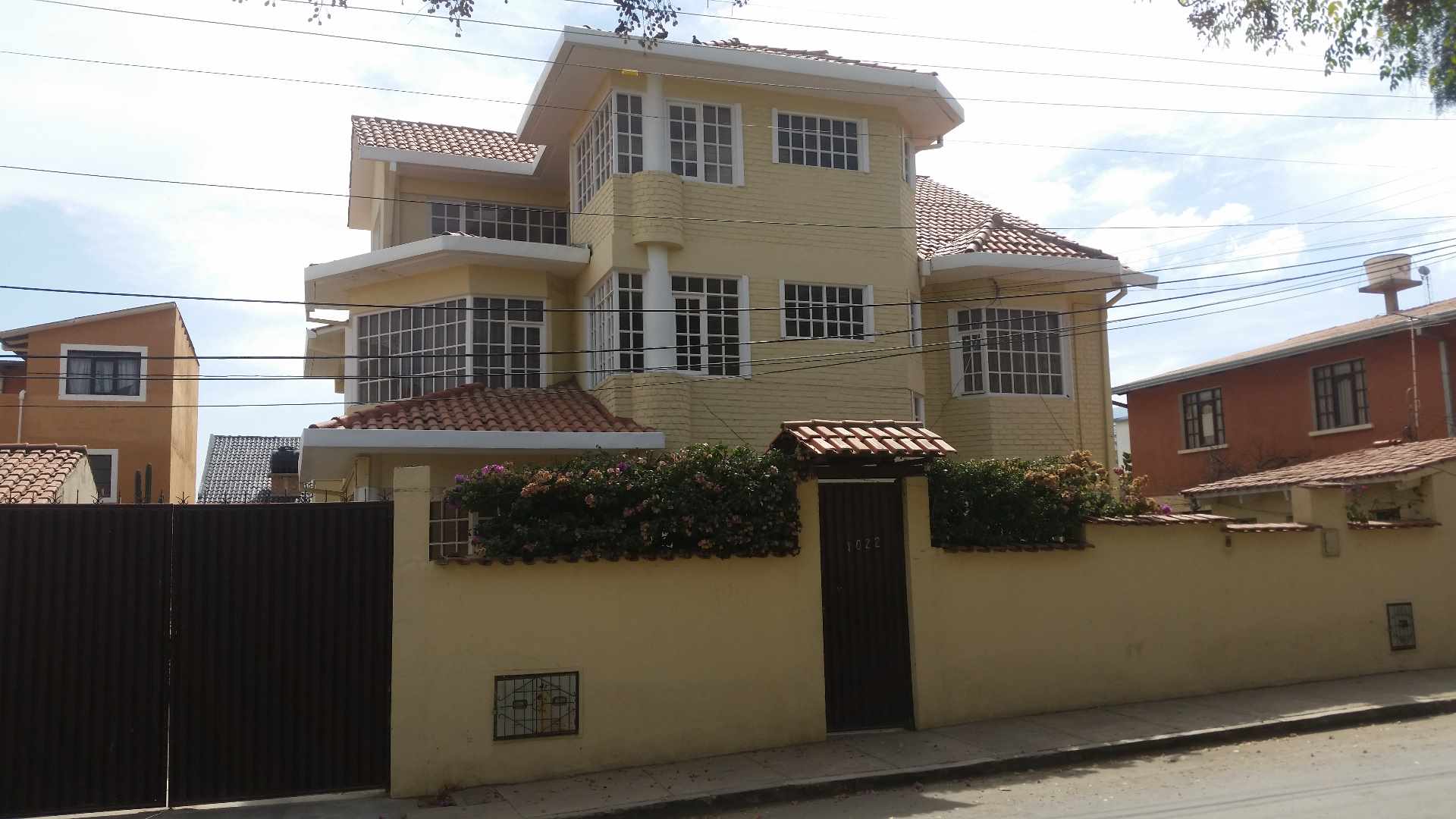 Casa en Alalay en Cochabamba 9 dormitorios 7 baños 2 parqueos Foto 1