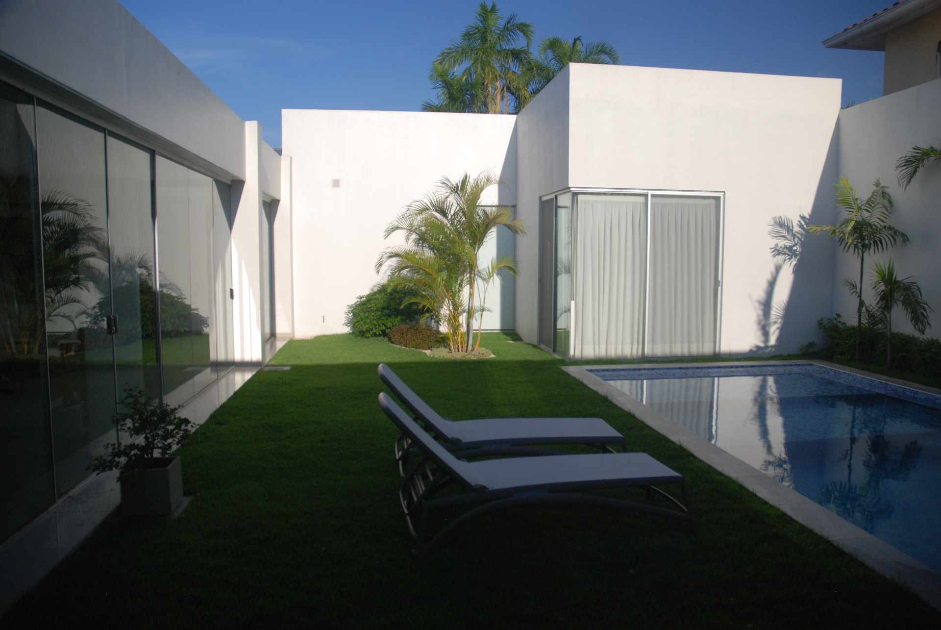 Casa en VentaBarrio Las Palmas,  Hermosa  Casa Minimalista en U  de 350m2 construidos  en terreno de 526m2. 
A estrenar. 4 dormitorios 5 baños 2 parqueos Foto 22