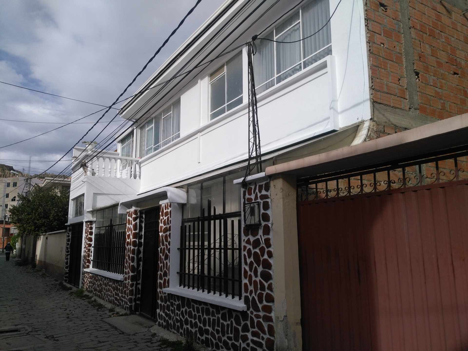 Casa en Alto Obrajes en La Paz 6 dormitorios 4 baños 1 parqueos Foto 11