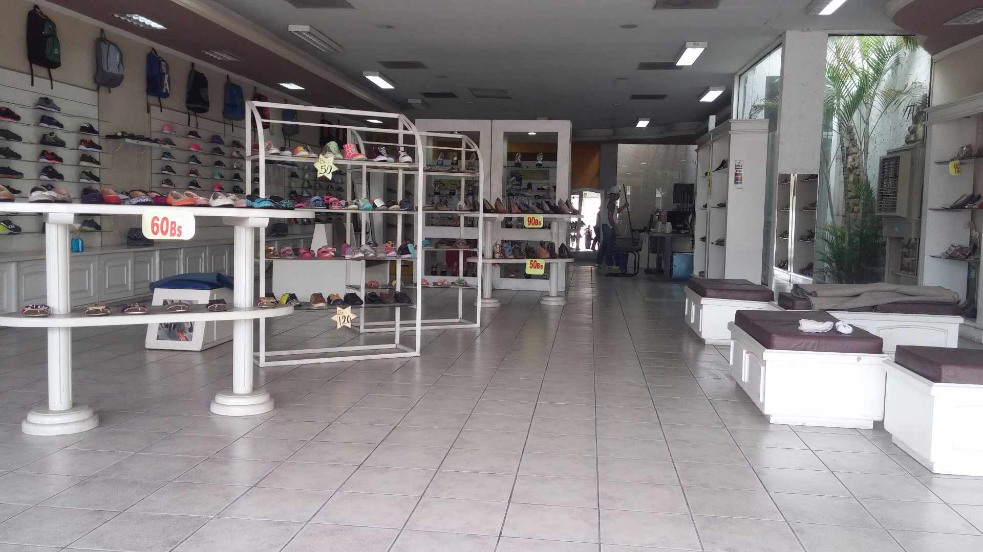 Local comercial en Entre 3er y 4to anillo Norte en Santa Cruz de la Sierra 1 dormitorios 1 baños 4 parqueos Foto 1