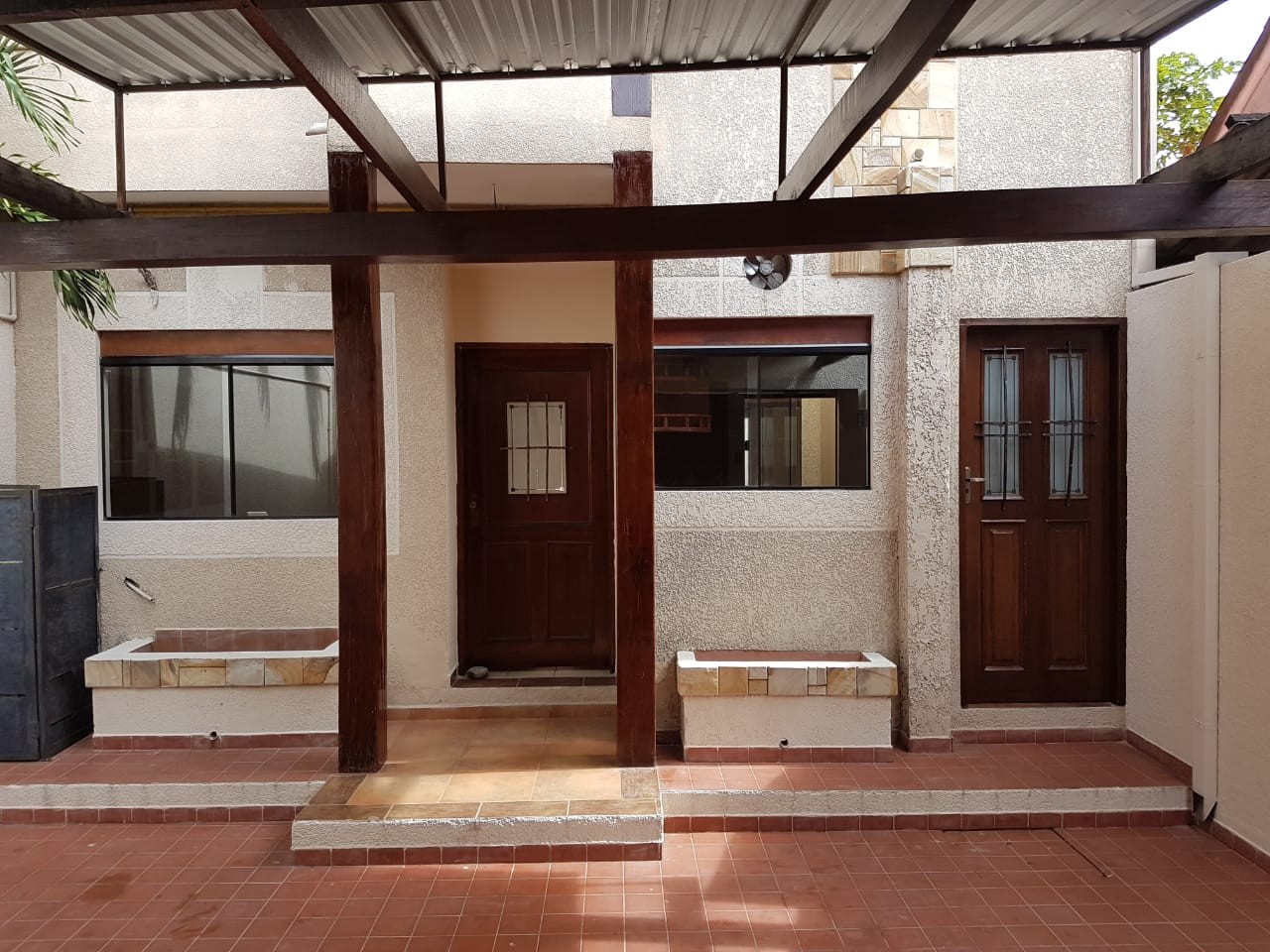 Casa en AlquilerEn alquiler casa independiente zona sur av. El trompillo 2do anillo  3 dormitorios 2 baños 2 parqueos Foto 4