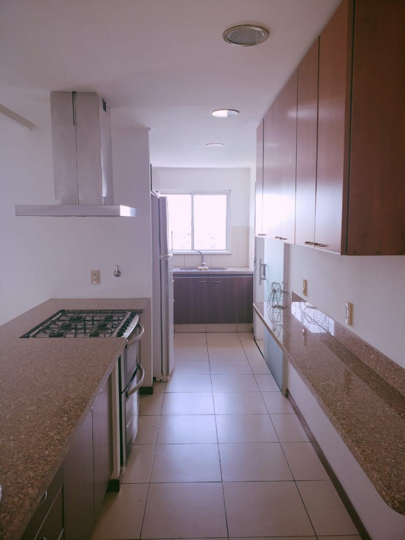 Departamento en AlquilerCondominio Gardenia Torre Norte [Av. Beni y 4to. Anillo, Zona Parque Los Mangales 2], Departamento amoblado en alquiler de 2 suites + escritorio y dependencias con 2 parqueos techados y baulera. [1000$us., expensas incluidas.] Foto 4