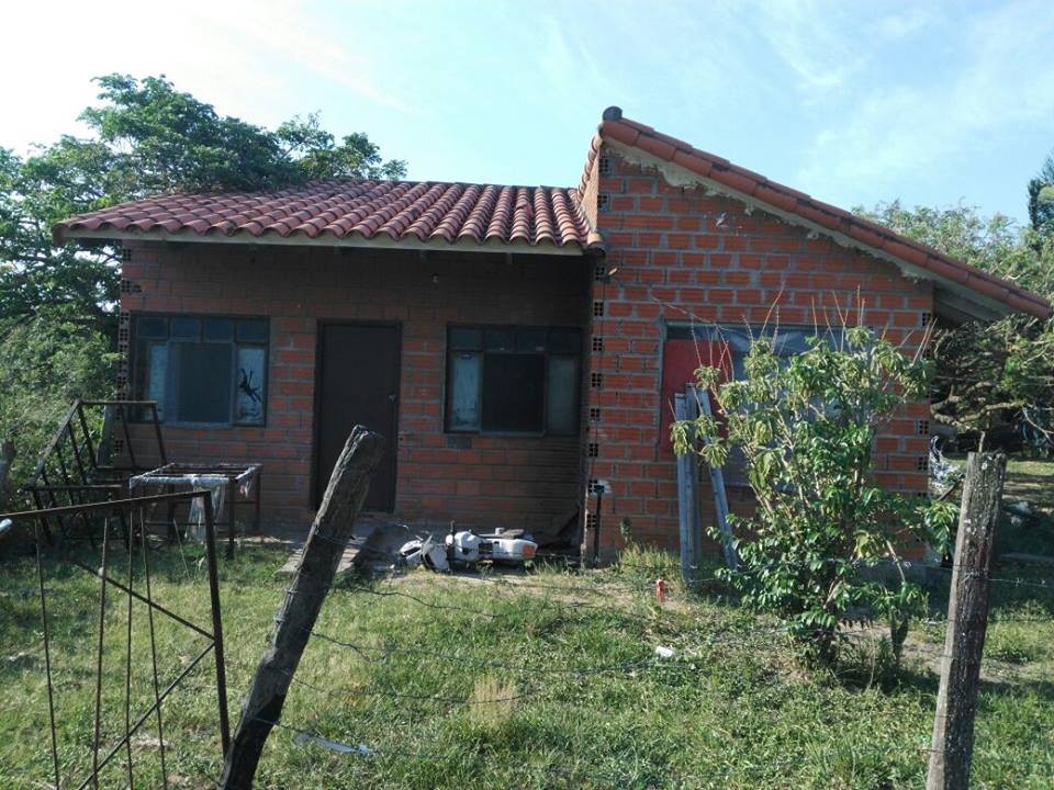 Casa en VentaZona sur Urb jardines del sur por fonvis por la parada de la linea 30.  2 dormitorios 2 baños 1 parqueos Foto 4