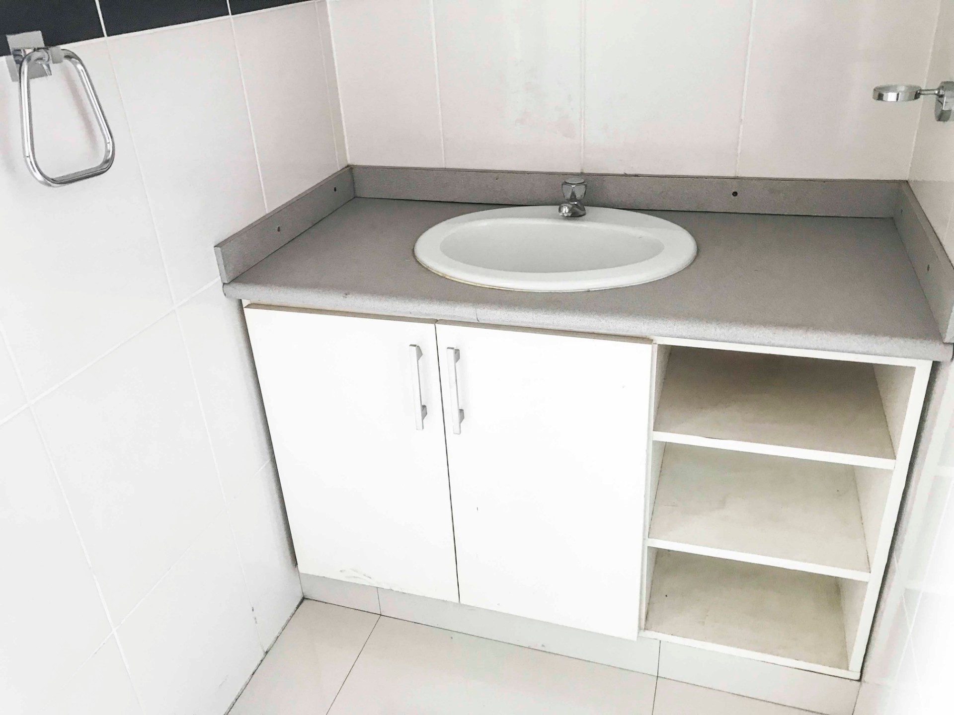 AV. HEROINAS EDIFICIO AFP | UltraCasas.com $us 750 [UC-471582]