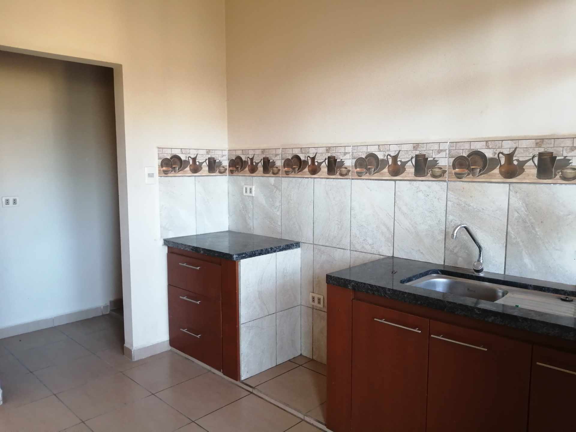 Casa en Entre 6to y 7mo anillo Sur en Santa Cruz de la Sierra 2 dormitorios 1 baños 4 parqueos Foto 2