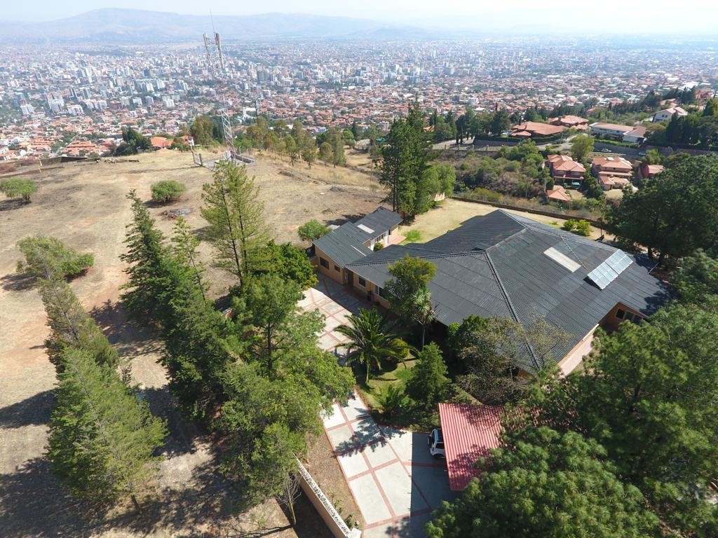 Casa en Queru Queru en Cochabamba 5 dormitorios 5 baños 10 parqueos Foto 3