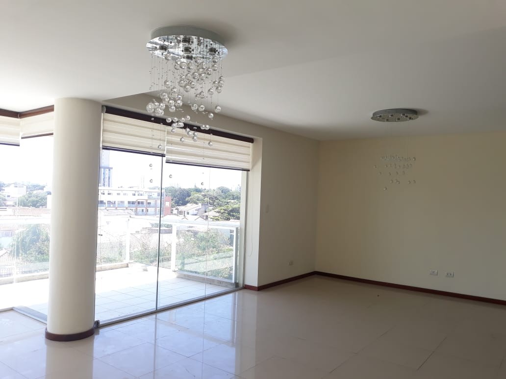 Departamento en AlquilerCONDOMINIO EQUIPETROL 2 en Canal Isuto entre 2do. y 3er. anillo 3 dormitorios 3 baños 2 parqueos Foto 2