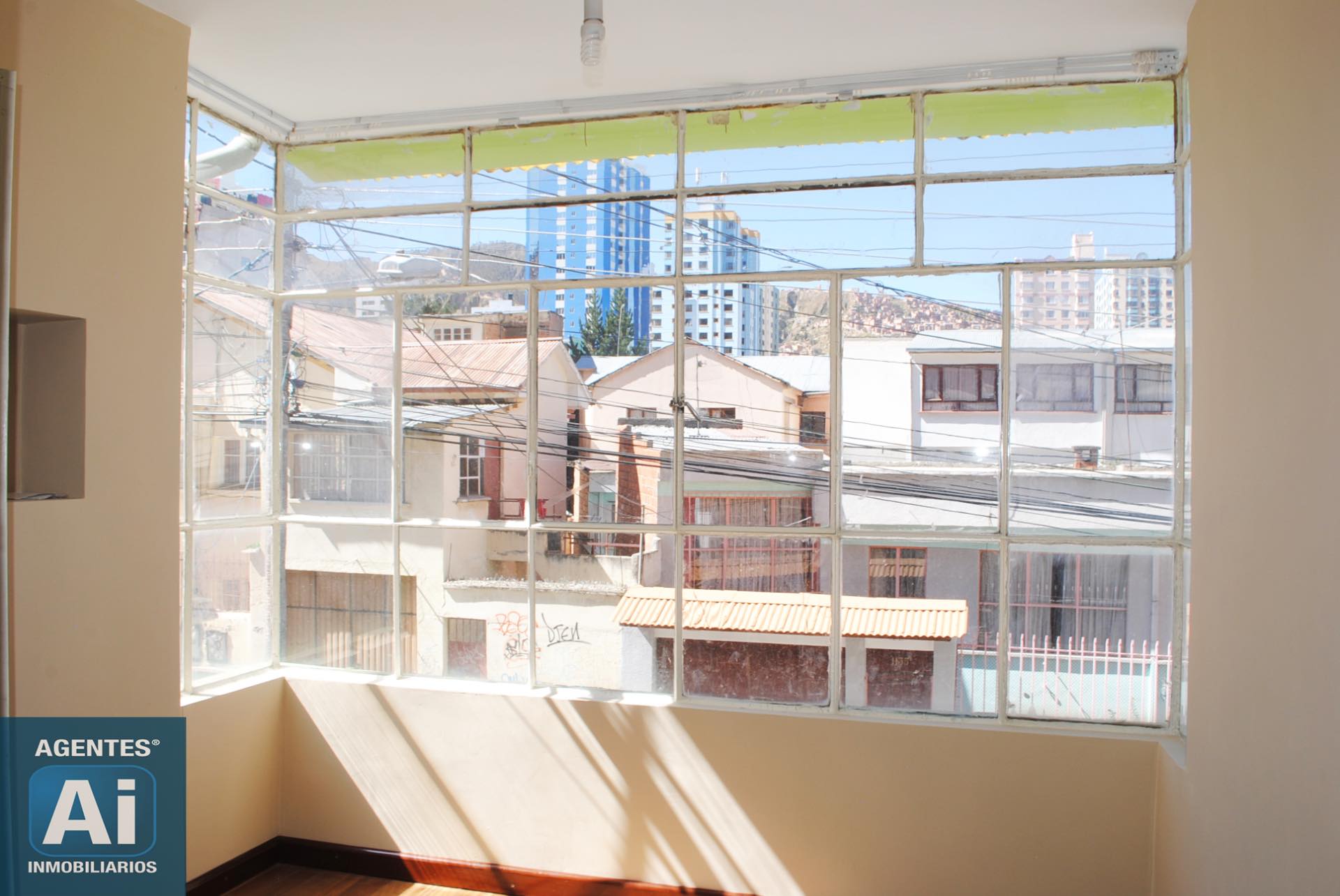 Oficina en Miraflores en La Paz 10 dormitorios 3 baños  Foto 4