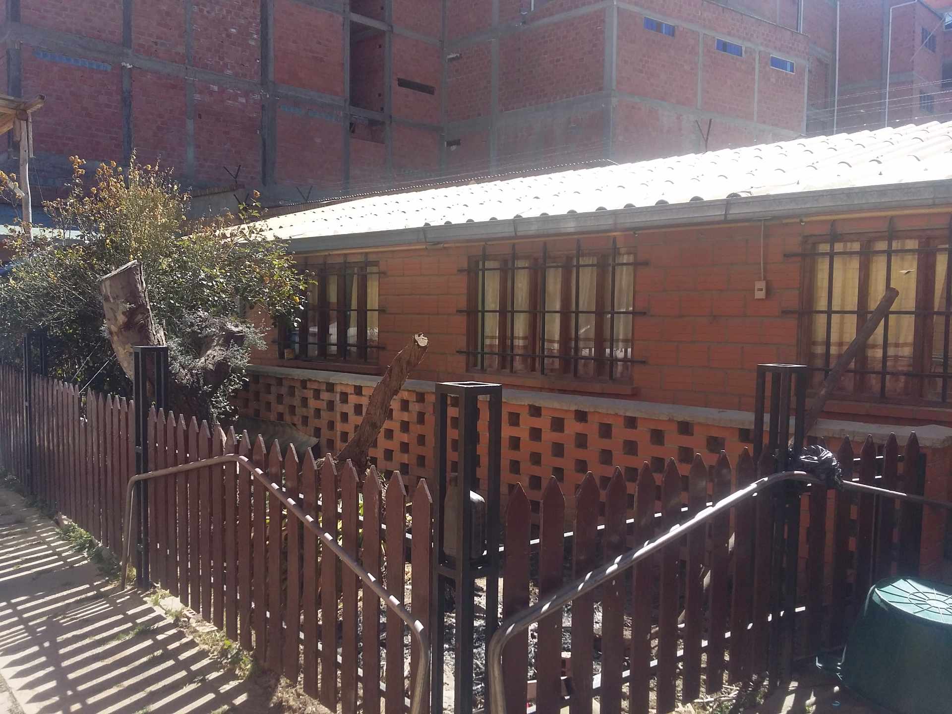 Casa en VentaCruce Villa adela, camino viacha entre av. Bolivia(calle uno #142 Foto 1