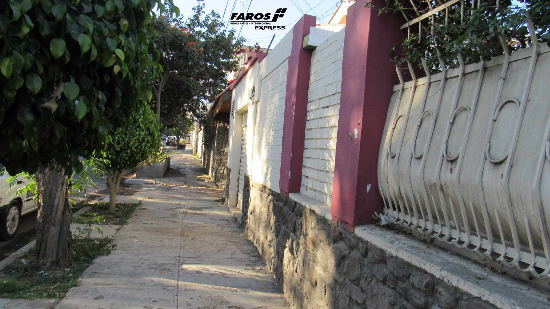 Casa en Queru Queru en Cochabamba 5 dormitorios 4 baños 5 parqueos Foto 1