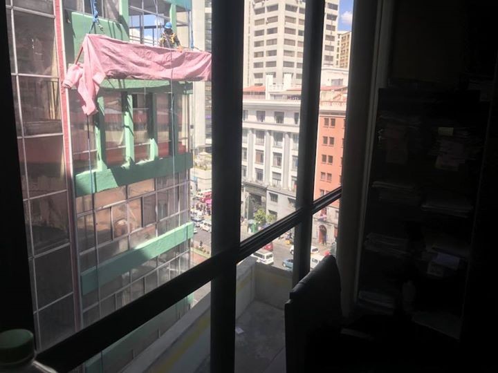 Oficina en VentaEdificio Handal entre Av. Mariscal Santa Cruz y Socabaya. Foto 2