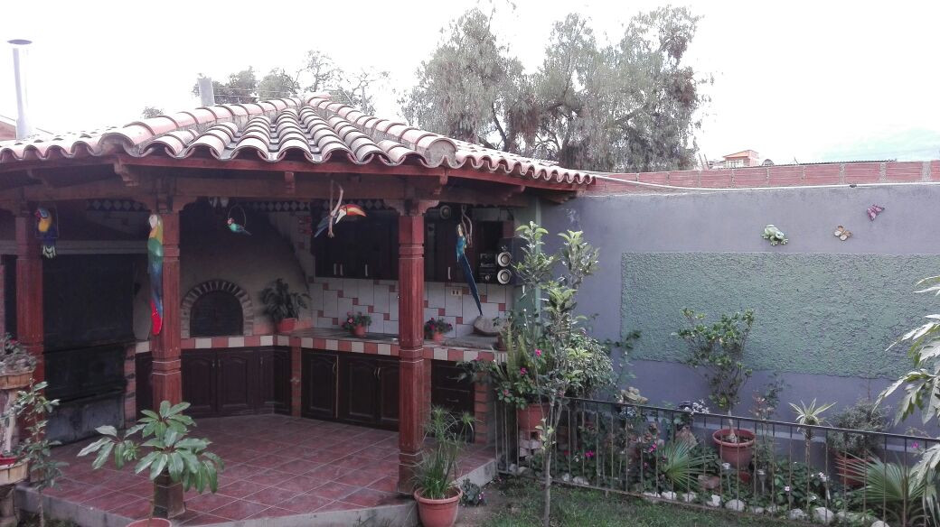 Casa en Colcapirhua en Cochabamba 4 dormitorios 5 baños 3 parqueos Foto 2