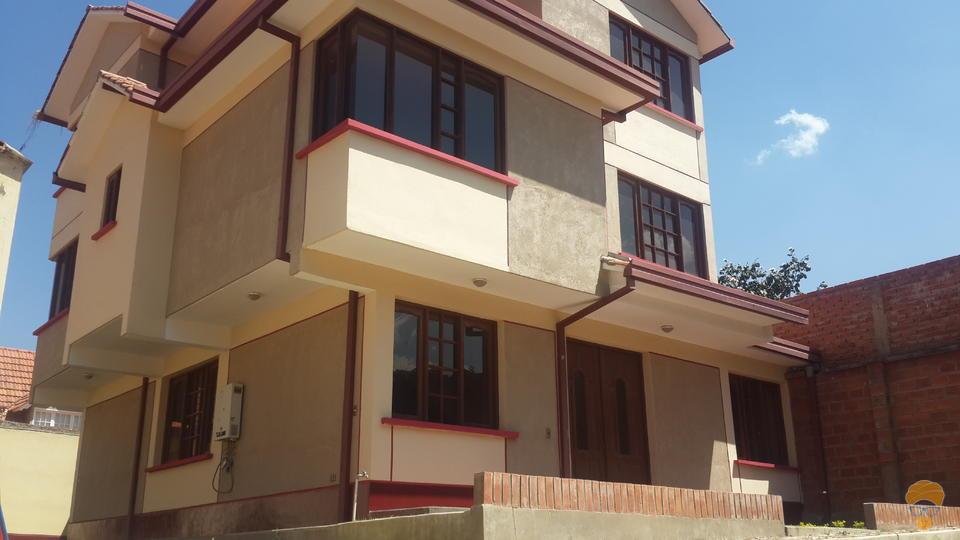 Casa en Villa Taquiña en Cochabamba 7 dormitorios 5 baños 2 parqueos Foto 1