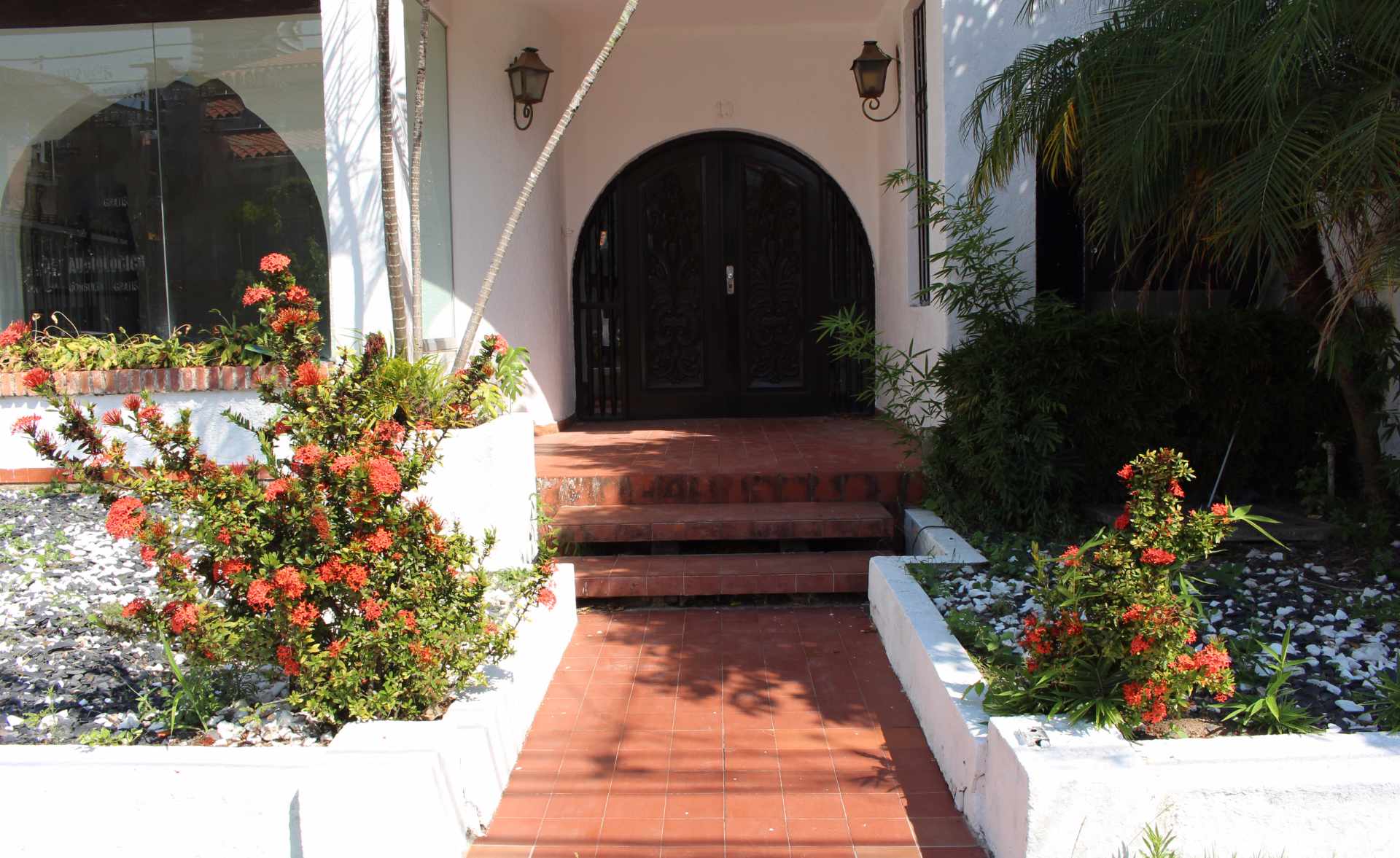 Casa Zona Equipetrol entre 2do y 3er anillo Av. San Martín calle 9 Foto 3