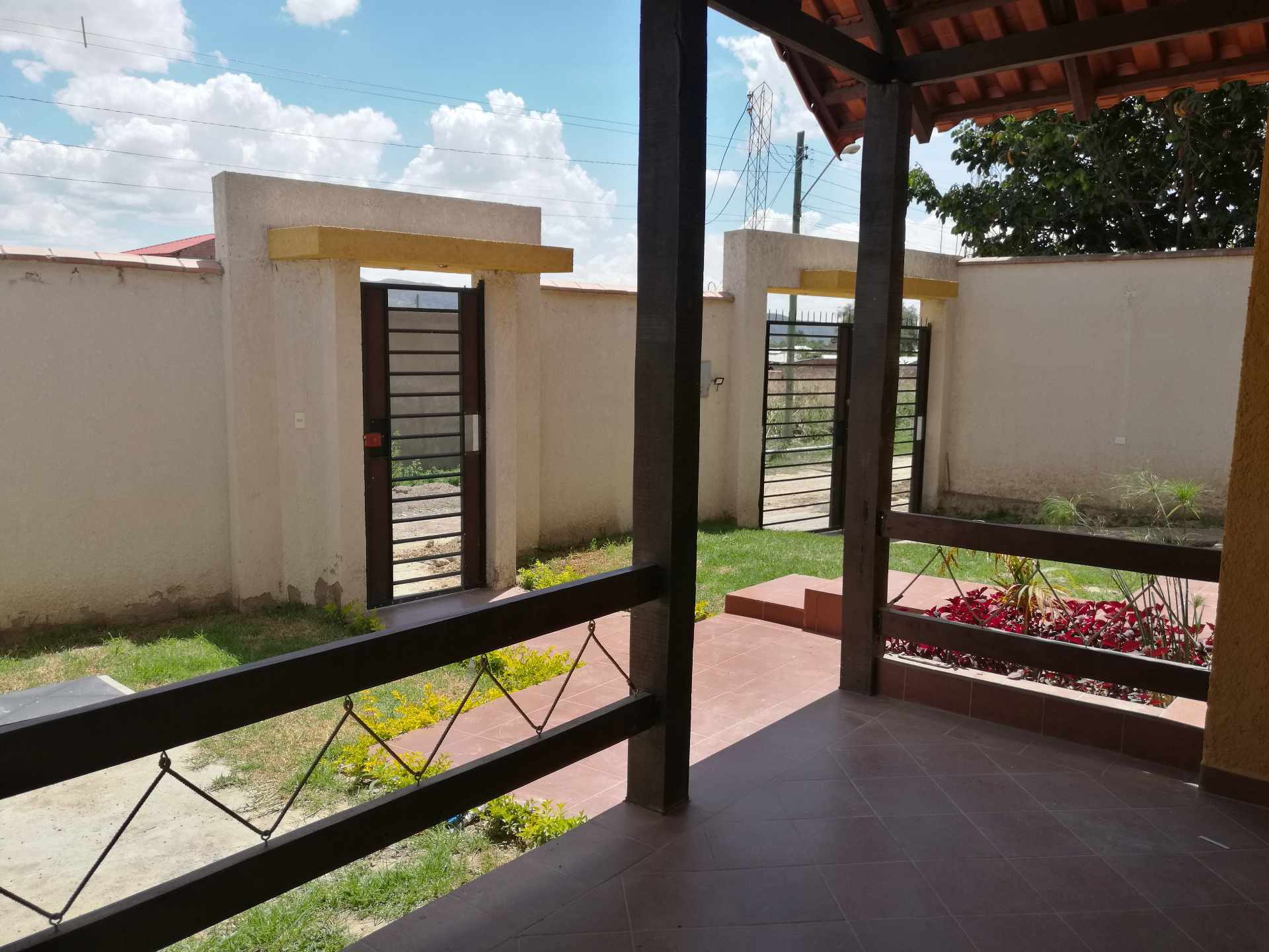 Casa en Venta5 cuadras al norte de la Universidad Udabol km 8 a sacaba urbanización Guadalupe 3 dormitorios 4 baños 3 parqueos Foto 3