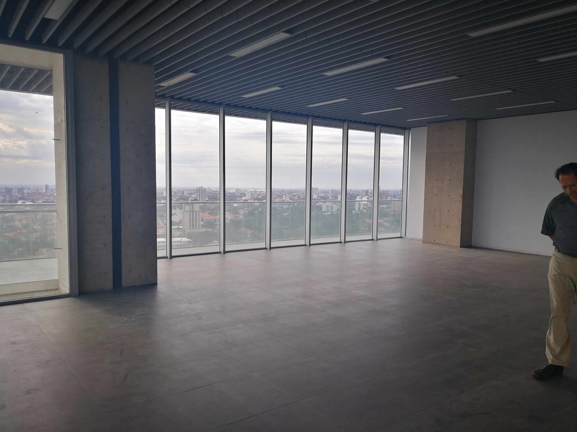 Oficina Av. San Martín entre Segundo y Tercer Anillo. Centro Empresarial Torre Ambassador Foto 7