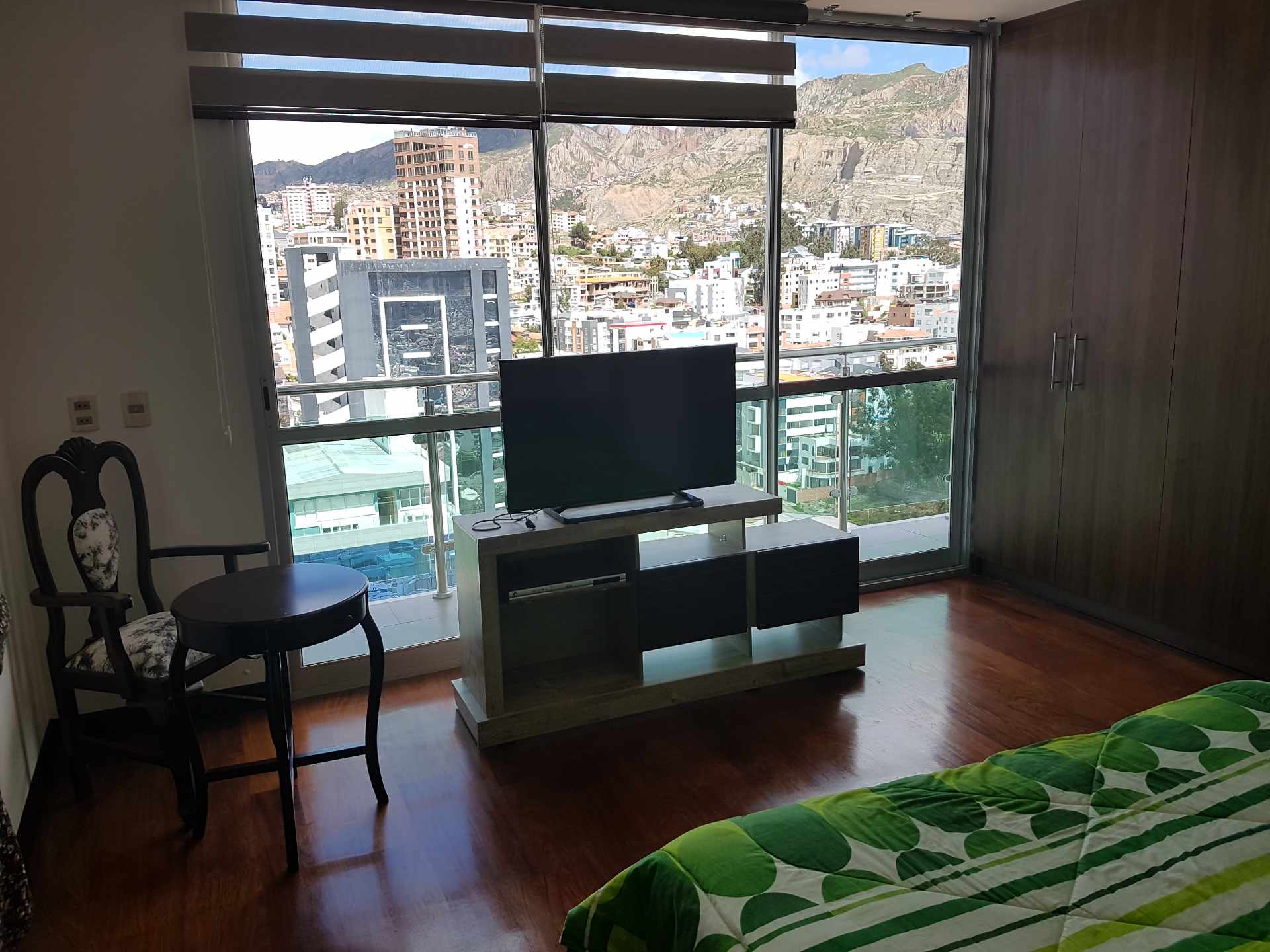 Departamento en AlquilerAv.ballivian ezquina calle #23
av.ballivian esquina calle 23 calacoto Foto 3