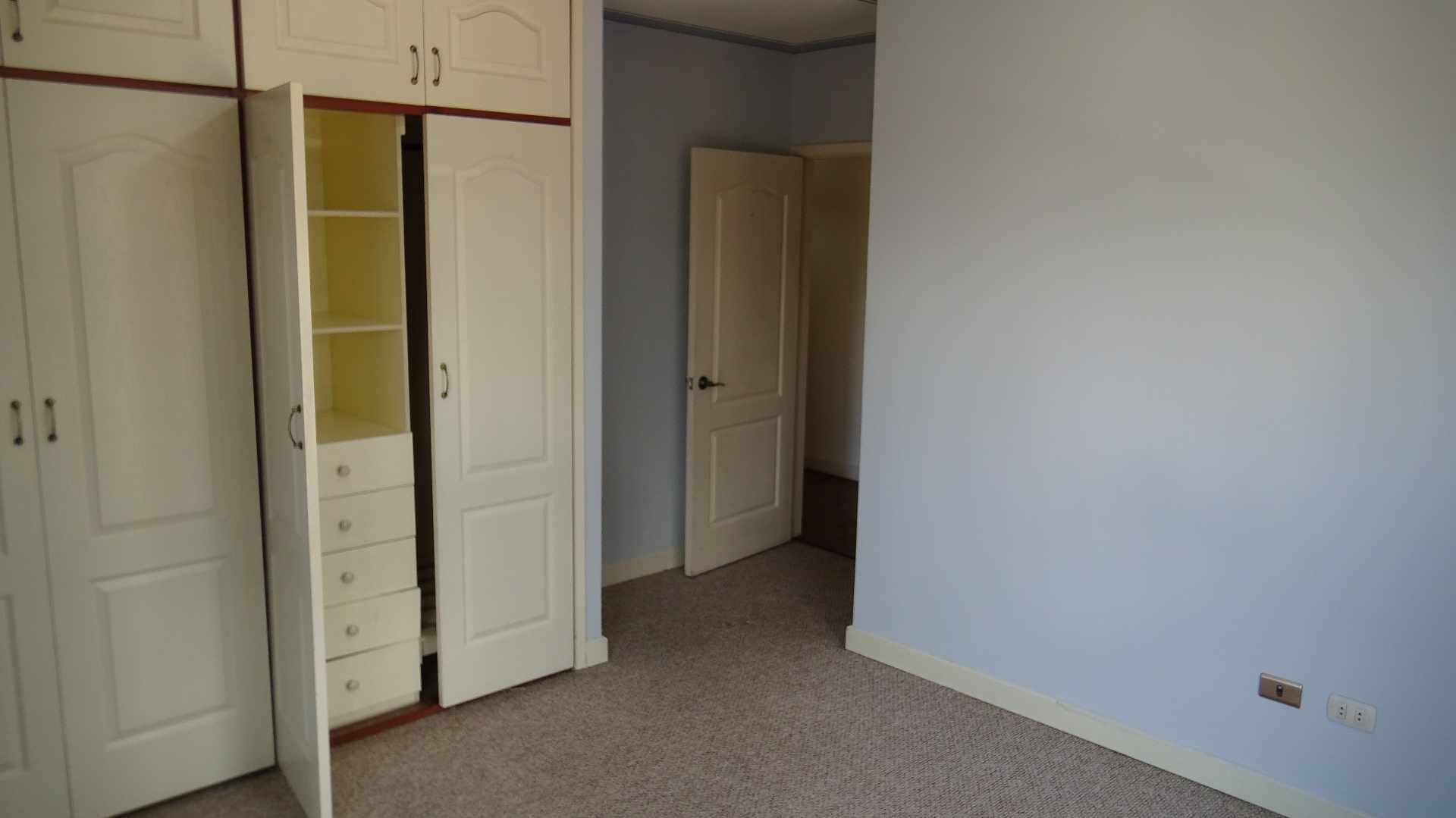 Departamento Av. Ecuador, entre Fernando Guachalla y Rosendo Gutiérrez, a unos pasos del mercado Sopocachi. Foto 6