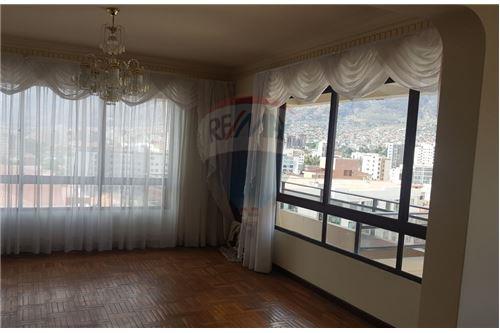 Departamento en Centro en La Paz 9 dormitorios 3 baños 1 parqueos Foto 1