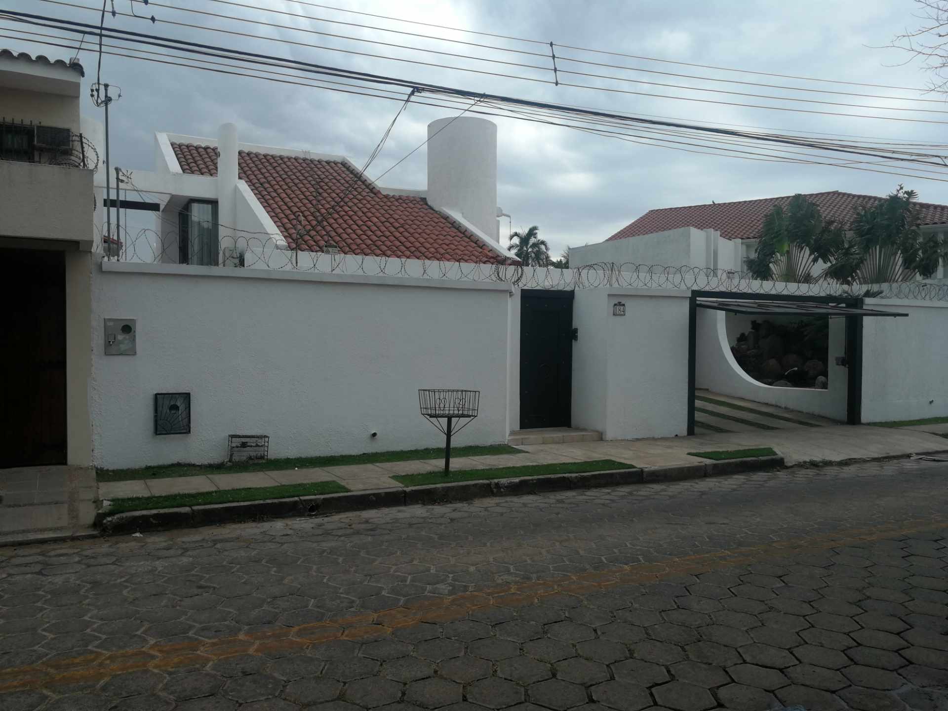 Casa En zona residencial y de alto flujo comercial; Barrio Urbari; ideal para vivenda o empresa Foto 1