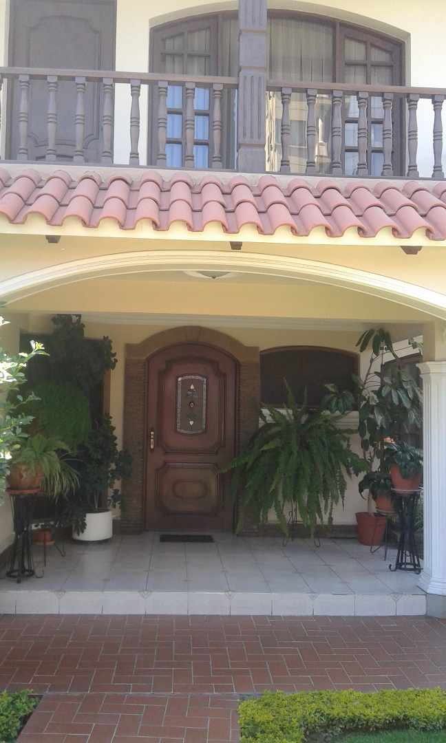 Casa en VentaCala Cala - Próximo al Estadio Felix Capriles y a la UNIFRANZ 5 dormitorios 6 baños 3 parqueos Foto 4