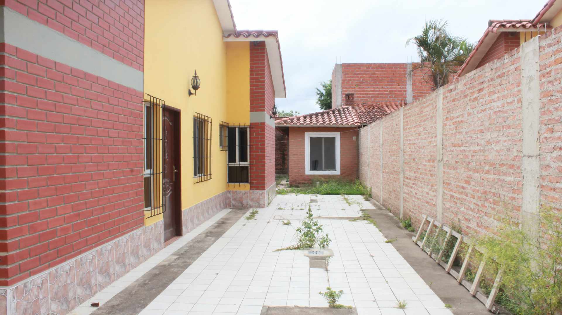 HERMOSA CASA INDEPENDIENTE EN ALQUILER, UBICADA EN ZONA SUR RADIAL 13 BARRIO CORDECRUZ SUR ENTRE