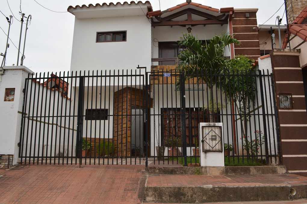 Casa en VentaLINDA CASA DE DOS PISOS EN 3ER ANILLO ZONA SUR Y AV. SANTOS DUMONT Foto 1