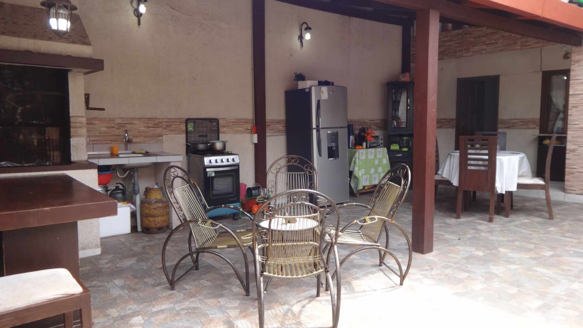 Casa en Entre 1er y 2do anillo Este en Santa Cruz de la Sierra 3 dormitorios 2 baños 2 parqueos Foto 8