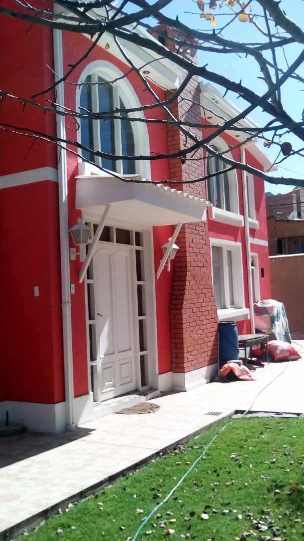 Casa en Mallasilla en La Paz 5 dormitorios 4 baños 3 parqueos Foto 1
