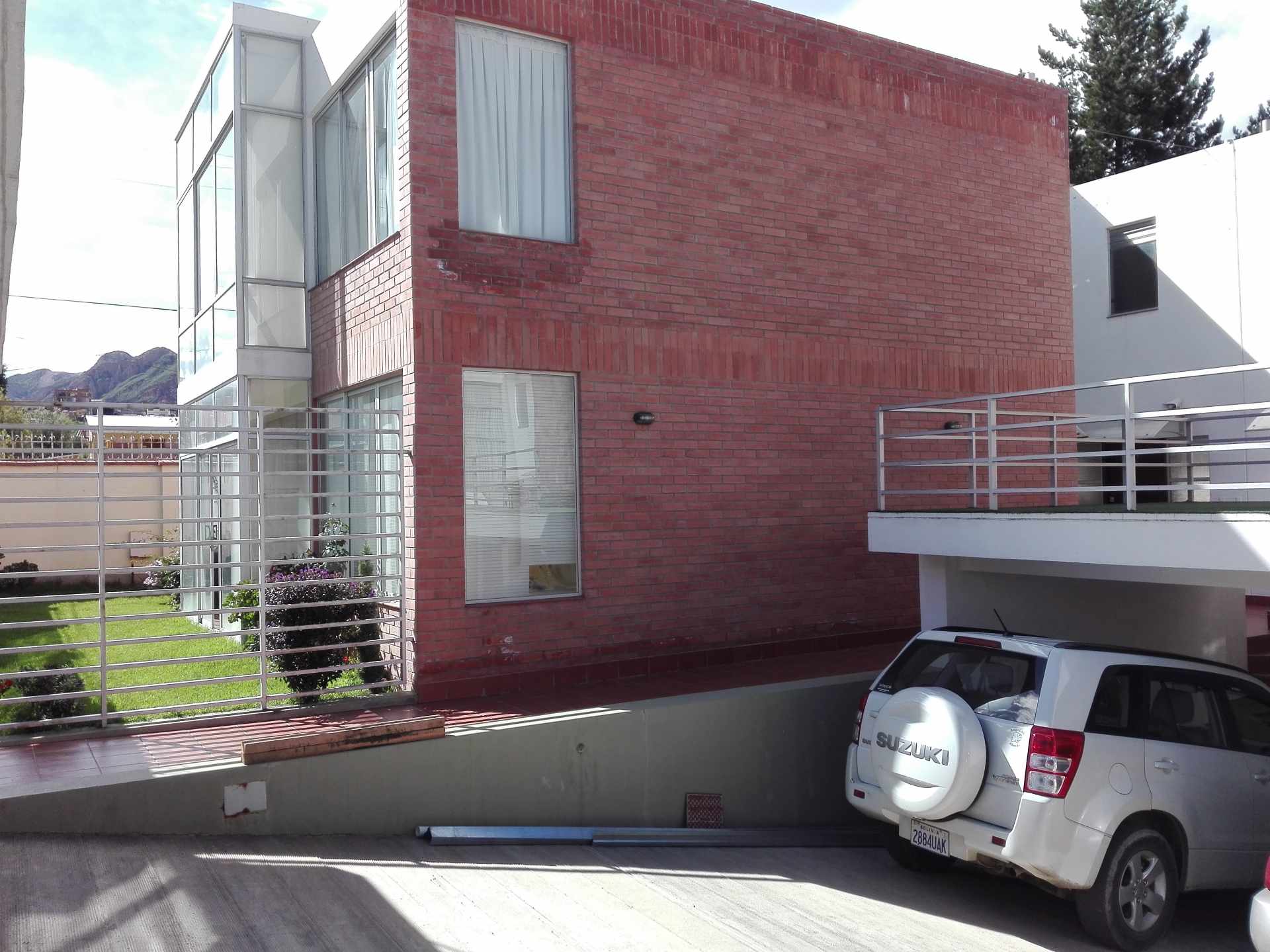 Casa en VentaCalle 2 de Febrero, entre calles 6 y 7 de Mallasa, Nro 200 3 dormitorios 4 baños 2 parqueos Foto 1