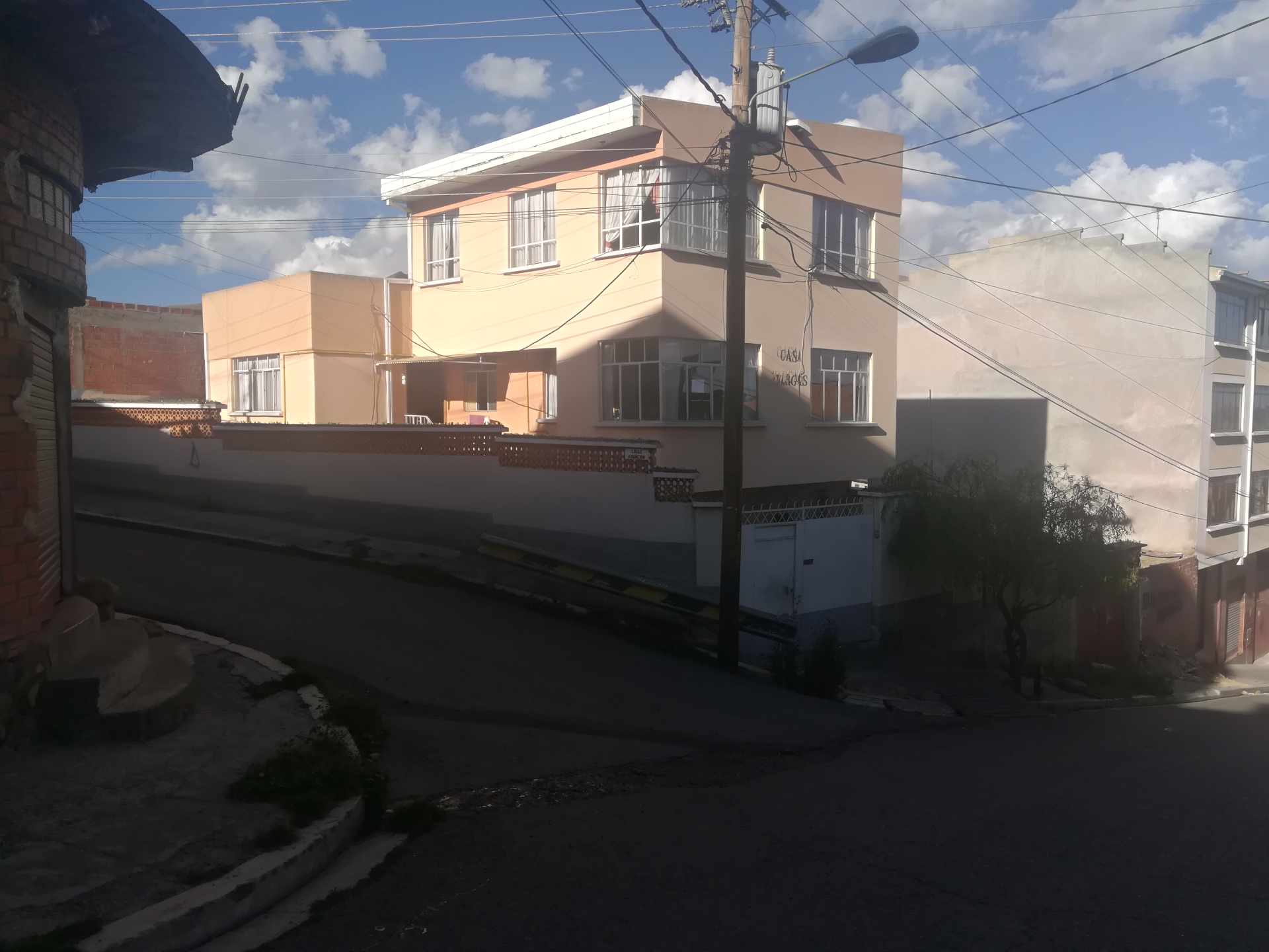 Casa en VentaAv. Gregorio mendoza esq. Asuncion #142 Alto Miraflores ....altura cuartel de Comunicaciones Foto 2