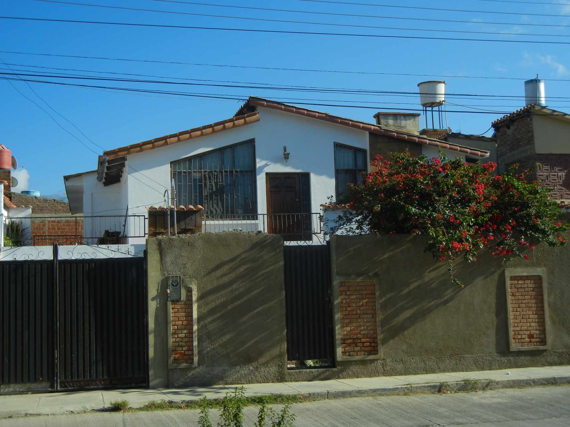 Casa en Colcapirhua en Cochabamba 5 dormitorios 2 baños 2 parqueos Foto 2