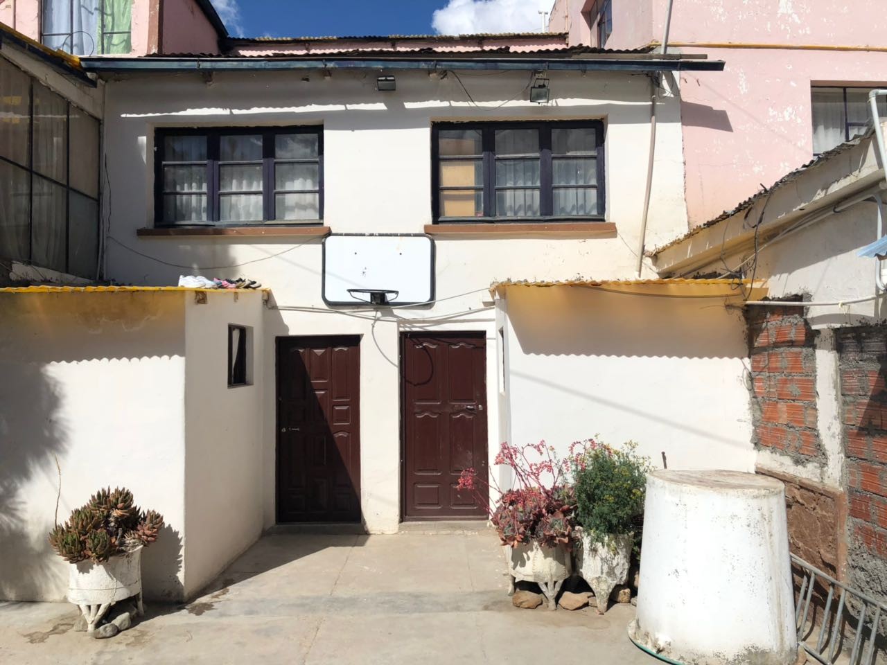 Casa en VentaFrente de la plaza la Plazuela La Rancheria, en la calle La Paz y tupiza,en la esquina sobre el callejon. 5 dormitorios 4 baños 2 parqueos Foto 5