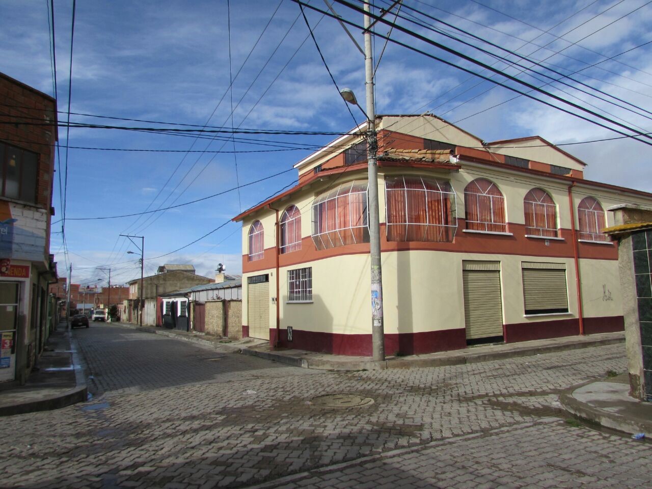 Casa en VentaCalle 29B entre Mallco Mayta y Hermano Morales 7 dormitorios 5 baños 2 parqueos Foto 1