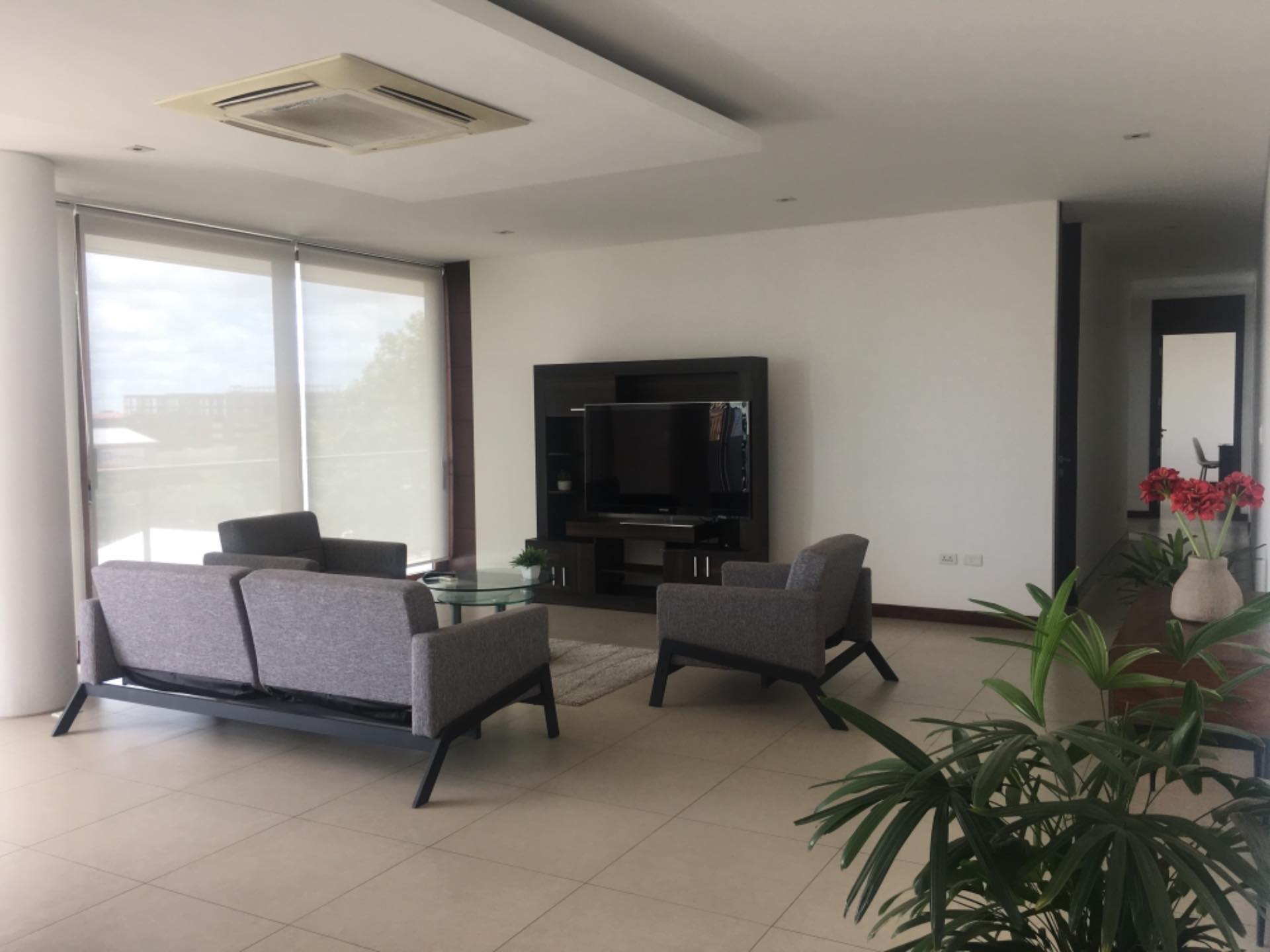 Departamento en AlquilerNorte Av. Banzer y 6to anillo 4 dormitorios 3 baños 1 parqueos Foto 9